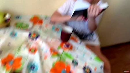 Красивая блондинка строчит минет под столом наслаждающемуся хахалю