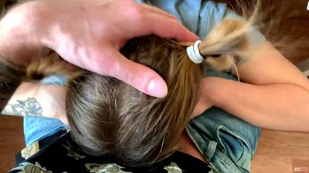 Красивая блондинка строчит минет под столом наслаждающемуся хахалю