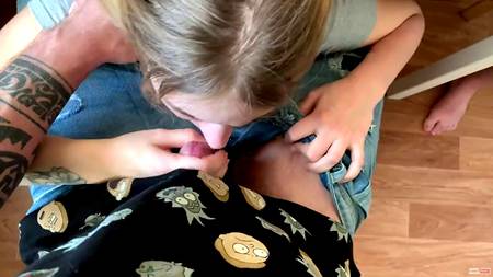 Красивая блондинка строчит минет под столом наслаждающемуся хахалю