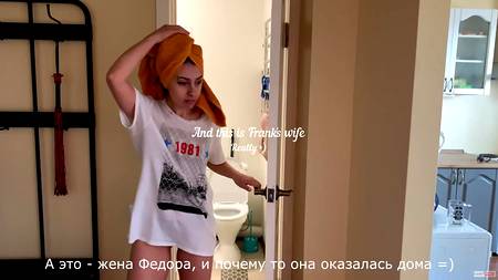 Красивая блондинка строчит минет под столом наслаждающемуся хахалю