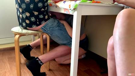 Красивая блондинка строчит минет под столом наслаждающемуся хахалю