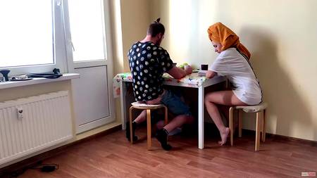 Красивая блондинка строчит минет под столом наслаждающемуся хахалю