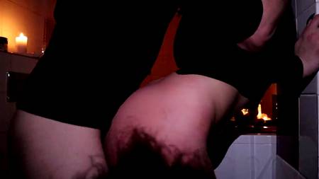 Парень жестко ебет на кухне русскую девушку и снимает это на камеру