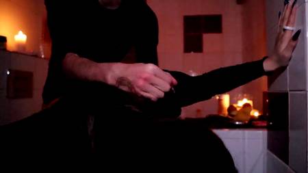 Парень жестко ебет на кухне русскую девушку и снимает это на камеру