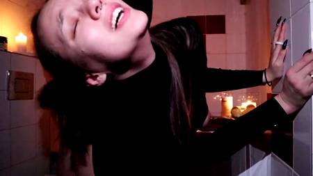 Парень жестко ебет на кухне русскую девушку и снимает это на камеру