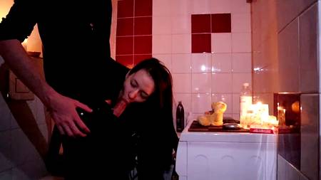 Парень жестко ебет на кухне русскую девушку и снимает это на камеру