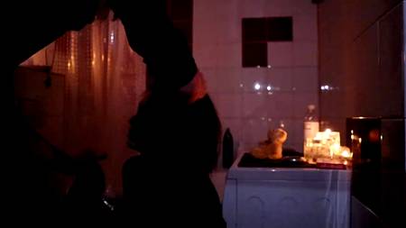 Парень жестко ебет на кухне русскую девушку и снимает это на камеру