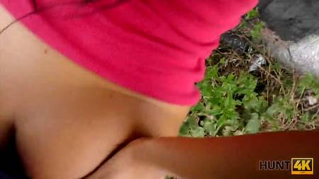 Длинноногая шлюшка трахается за деньги с ненасытными парнями