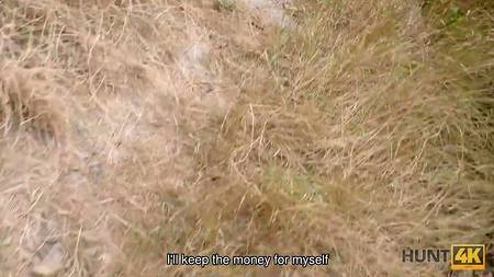 Длинноногая шлюшка трахается за деньги с ненасытными парнями