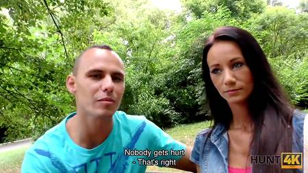 Длинноногая шлюшка трахается за деньги с ненасытными парнями