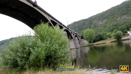 Длинноногая шлюшка трахается за деньги с ненасытными парнями