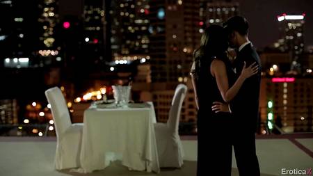 Красивый секс влюбленной пары в романтической обстановке