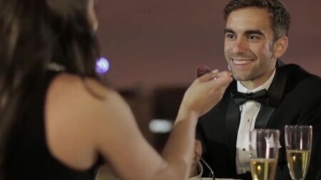 Красивый секс влюбленной пары в романтической обстановке