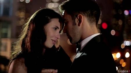 Красивый секс влюбленной пары в романтической обстановке