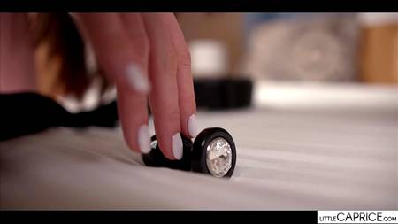 Накаченный кобель страстно дрючит в попку обворожительную брюнетку