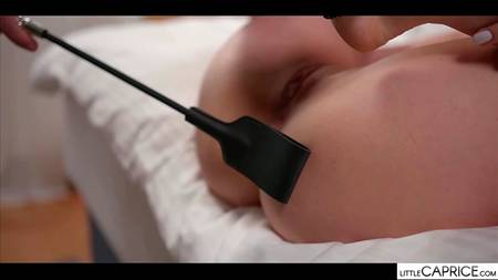 Накаченный кобель страстно дрючит в попку обворожительную брюнетку