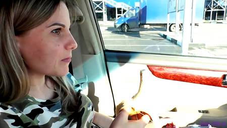 Русская секретарша делает минет начальнику в его автомобиле