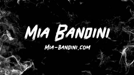 Обворожительная Mia Bandini снимает домашнее порно с лысым качком
