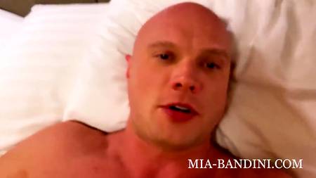 Обворожительная Mia Bandini снимает домашнее порно с лысым качком
