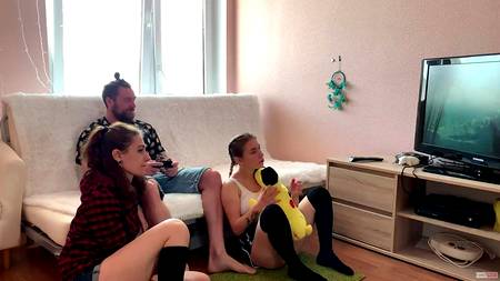 Молодые девчонки ублажают мужчину глубоким минетом
