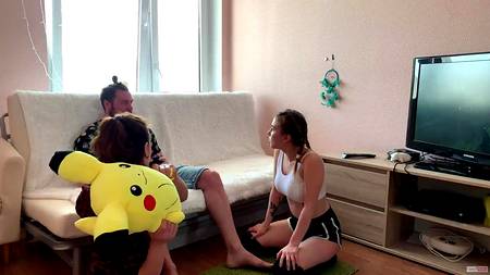 Молодые девчонки ублажают мужчину глубоким минетом