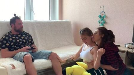 Молодые девчонки ублажают мужчину глубоким минетом