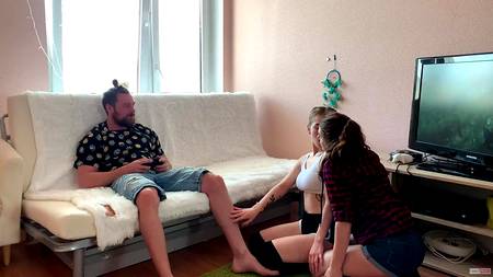 Молодые девчонки ублажают мужчину глубоким минетом