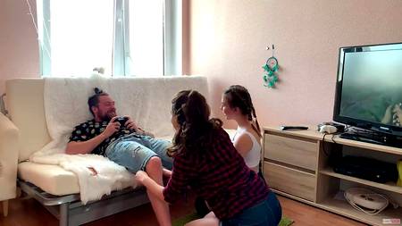 Молодые девчонки ублажают мужчину глубоким минетом