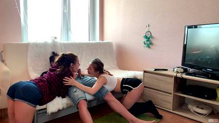 Молодые девчонки ублажают мужчину глубоким минетом