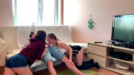 Молодые девчонки ублажают мужчину глубоким минетом