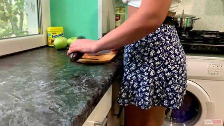 Мускулистый самец отымел и мощно кончил во внутрь влагалища русской девке