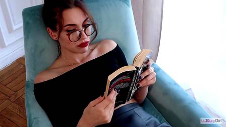 Привлекательная телка полирует губами мощный пенис русского парня