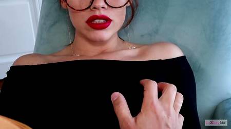 Привлекательная телка полирует губами мощный пенис русского парня