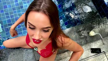 Роскошная русская нимфа доставляет парню оральное удовольствие