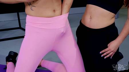 Сексапильная инструкторша зализала задницу трансу в тренажерном зале