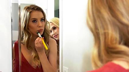 Роскошный транс запрыгнул на диван к трахающейся парочке