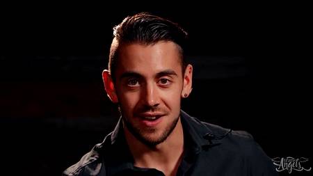 Парень наслаждается групповым сексом с трансом и горячей брюнеткой