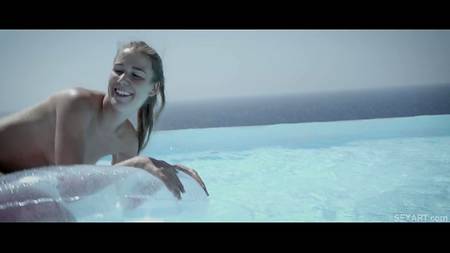 Красивое лесбийское порно у бассейна с любвеобильными девушками