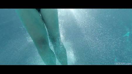 Красивое лесбийское порно у бассейна с любвеобильными девушками