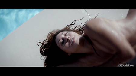 Красивое лесбийское порно у бассейна с любвеобильными девушками