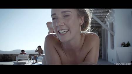 Красивое лесбийское порно у бассейна с любвеобильными девушками