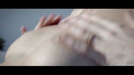 Красивое лесбийское порно у бассейна с любвеобильными девушками