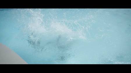 Красивое лесбийское порно у бассейна с любвеобильными девушками