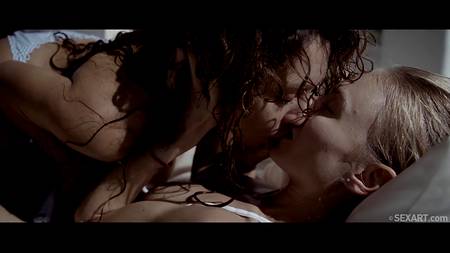 Красивое лесбийское порно у бассейна с любвеобильными девушками