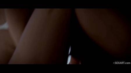 Красивое лесбийское порно у бассейна с любвеобильными девушками