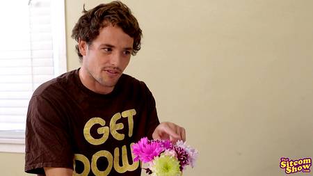 Красотка с маленькой грудью наслаждается членом симпатичного ухажера