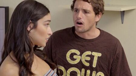 Красотка с маленькой грудью наслаждается членом симпатичного ухажера