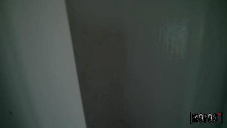 Чувак дрючит от первого лица сучек и смачно кончает им на лица