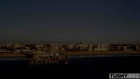 Мужчина страстно ебет в задницу зеленоглазую блондинку Nicole Aniston