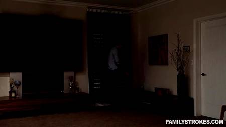 Парень устроил секс втроем с горячей брюнеткой и ее узкоглазой подружкой